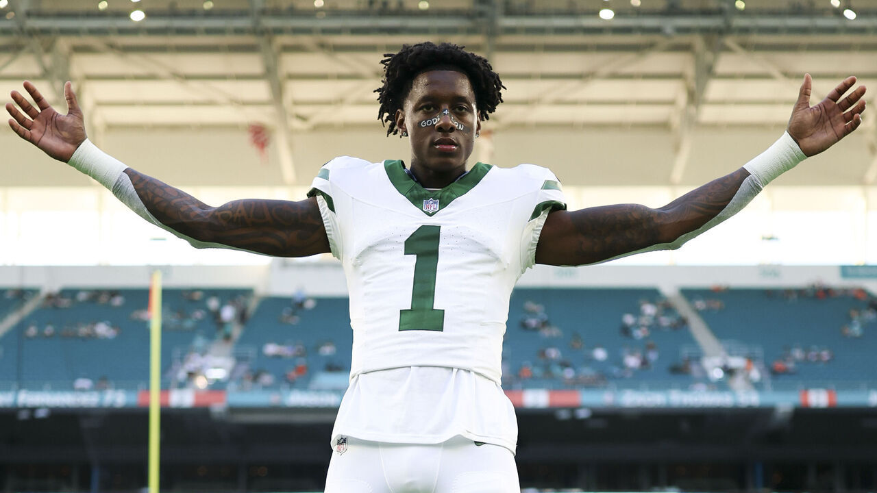 MIAMI GARDENS, FLORIDA - SEPTEMBER 29: Sauce Gardner #1 of the New York Jets warms up prior to an NFL football game against the Miami Dolphins at Hard Rock Stadium on September 29, 2025 in Miami Gardens, Florida.