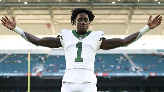 MIAMI GARDENS, FLORIDA - SEPTEMBER 29: Sauce Gardner #1 of the New York Jets warms up prior to an NFL football game against the Miami Dolphins at Hard Rock Stadium on September 29, 2025 in Miami Gardens, Florida.