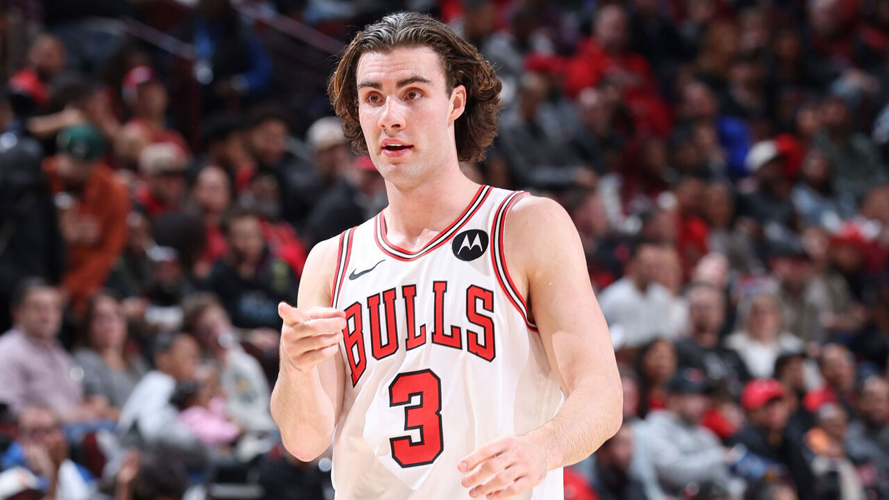 CHICAGO, IL - NOVEMBER 4: Josh Giddey #3 of the Chicago Bulls looks on during the game against the Philadelphia 76ers on November 4, 2025 at United Center in Chicago, Illinois. Mandatory Copyright Notice: Copyright 2025 NBAE