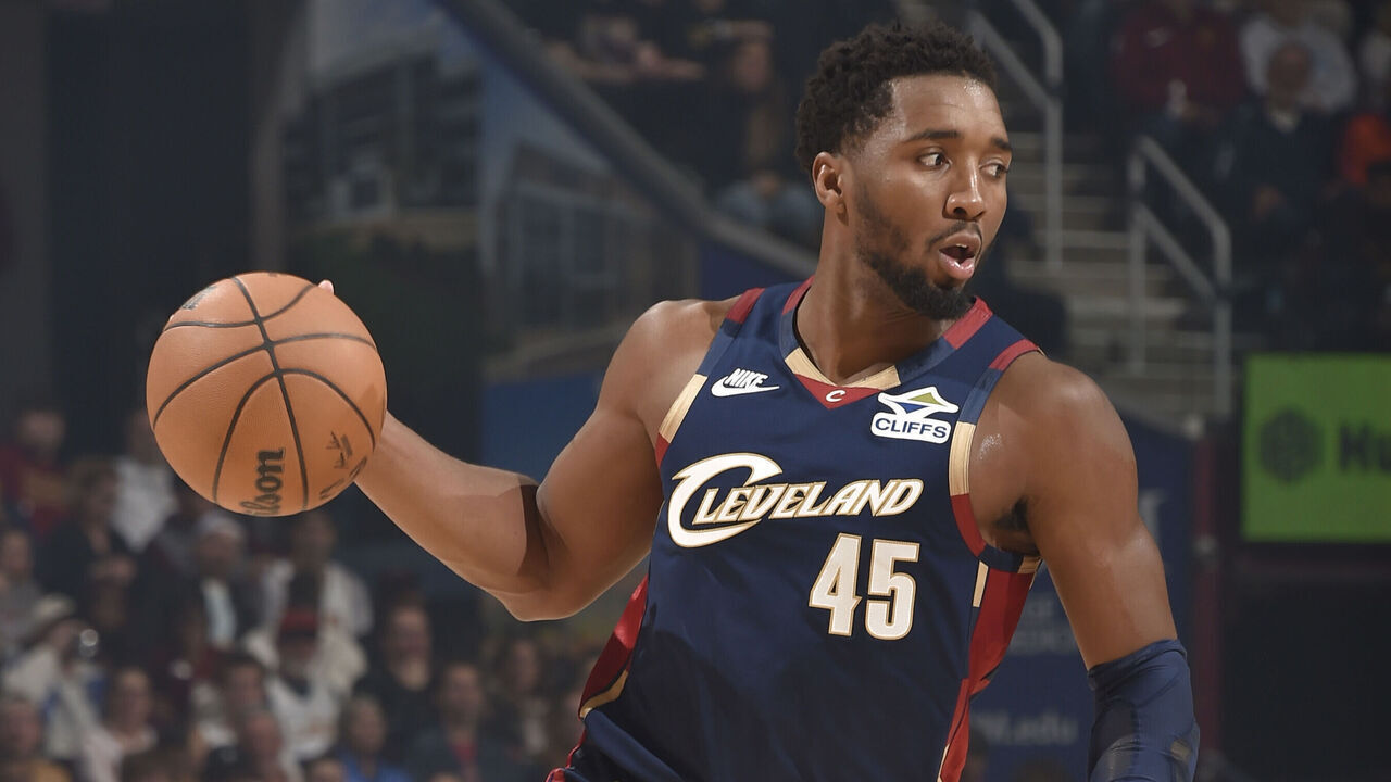 CLEVELAND, OH - NOVEMBER 5: Donovan Mitchell #45 of the Cleveland Cavaliers drives to the basket during the game against the Philadelphia 76ers on November 5, 2025 at Rocket Arena in Cleveland, Ohio. NOTE TO USER: User expressly acknowledges and agrees that, by downloading and/or using this Photograph, user is consenting to the terms and conditions of the Getty Images License Agreement. Mandatory Copyright Notice: Copyright 2025 NBAE