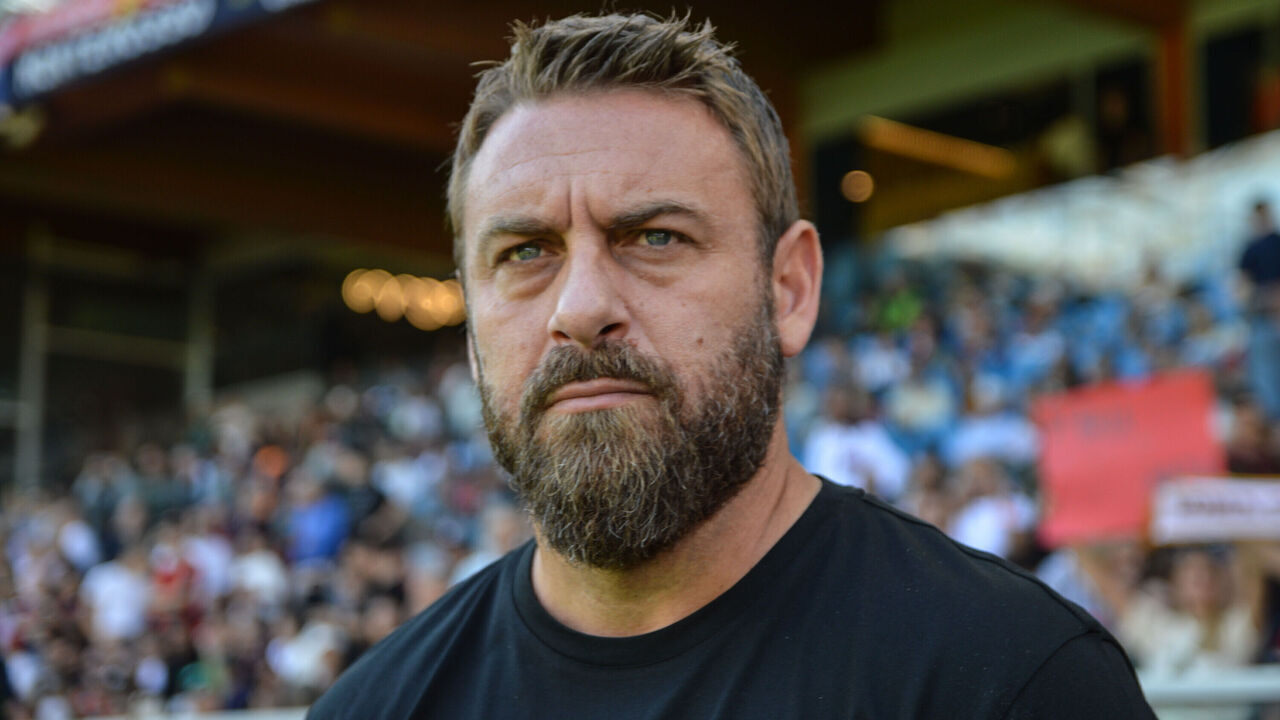 Daniele De Rossi coaches AS Roma during the Serie A ENILIVE 24/25 match between Genoa CFC and AS Roma at Stadio Luigi Ferraris in Genova, Italy, on [specific date not provided] .