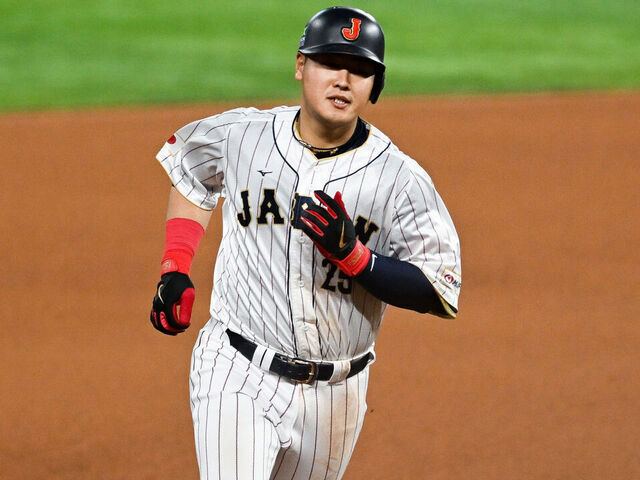 MIAMI, FLORIDA - MARCH 21: Kazuma Okamoto #25 of Team Japan hits a solo homerun in the bottom of the fourth inning during World Baseball Classic Championship between United States and Japan at loanDepot park on March 21, 2023 in Miami, Florida.