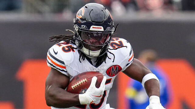 CINCINNATI, OHIO - NOVEMBER 02: Kyle Monangai #25 of the Chicago Bears runs with the ball during the first quarter against the Cincinnati Bengals in the game at Paycor Stadium on November 02, 2025 in Cincinnati, Ohio.