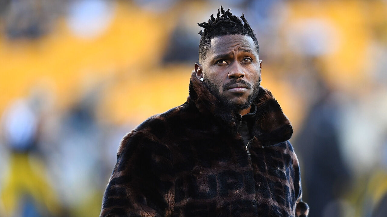 PITTSBURGH, PA - DECEMBER 30: Antonio Brown #84 of the Pittsburgh Steelers looks on during warmups prior to the game against the Cincinnati Bengals at Heinz Field on December 30, 2018 in Pittsburgh, Pennsylvania.