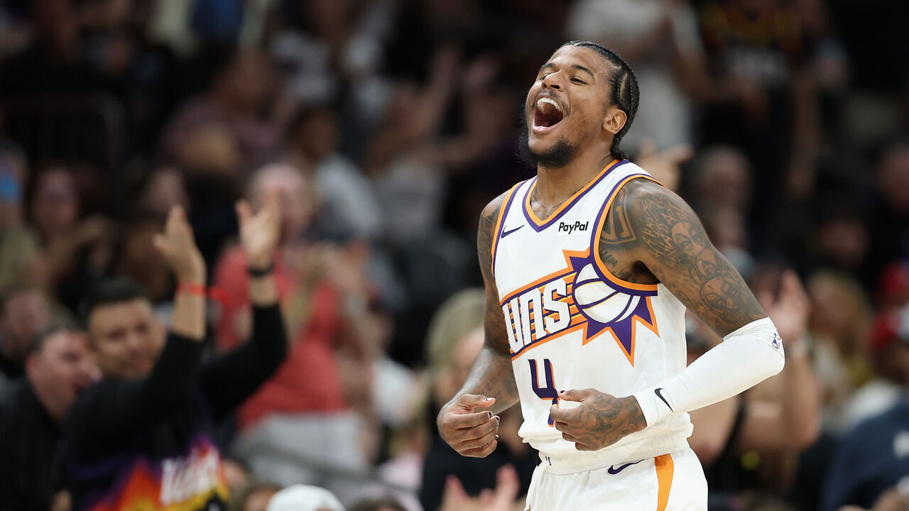 PHOENIX, ARIZONA - NOVEMBER 06: Jalen Green #4 of the Phoenix Suns reacts to a three-point shot against the LA Clippers during the second half of the NBA game at Mortgage Matchup Center on November 06, 2025 in Phoenix, Arizona. The Suns defeated the Clippers 115-102.