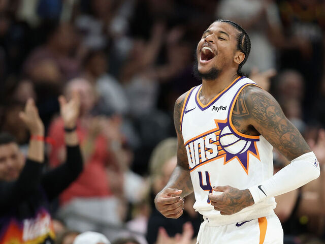 PHOENIX, ARIZONA - NOVEMBER 06: Jalen Green #4 of the Phoenix Suns reacts to a three-point shot against the LA Clippers during the second half of the NBA game at Mortgage Matchup Center on November 06, 2025 in Phoenix, Arizona. The Suns defeated the Clippers 115-102.