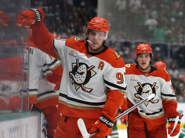 DALLAS, TEXAS - NOVEMBER 06: Leo Carlsson #91 of the Anaheim Ducks celebrates after scoring a goal during the third period against the Dallas Stars at American Airlines Center on November 06, 2025 in Dallas, Texas.