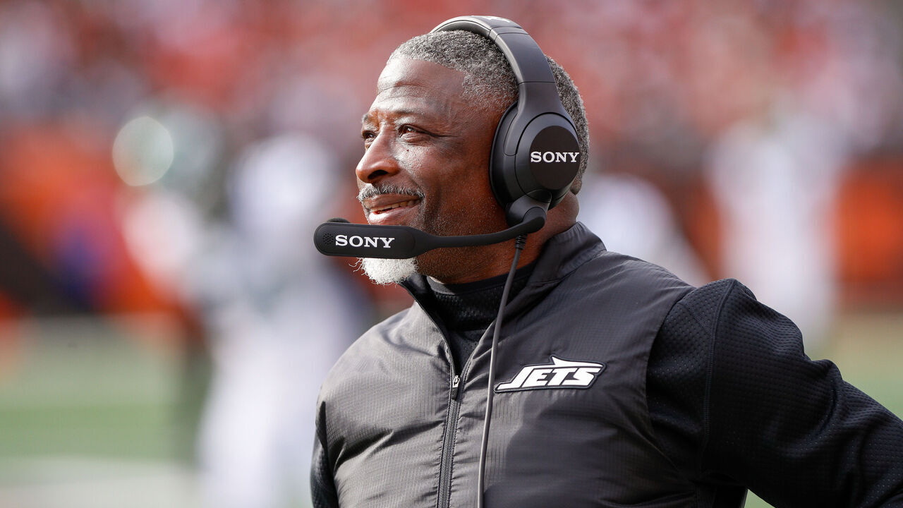 CINCINNATI, OH - OCTOBER 26: New York Jets head coach Aaron Glenn looks at the scoreboard during the game against the New York Jets and the Cincinnati Bengals on October 26, 2025, at Paycor Stadium in Cincinnati, OH.