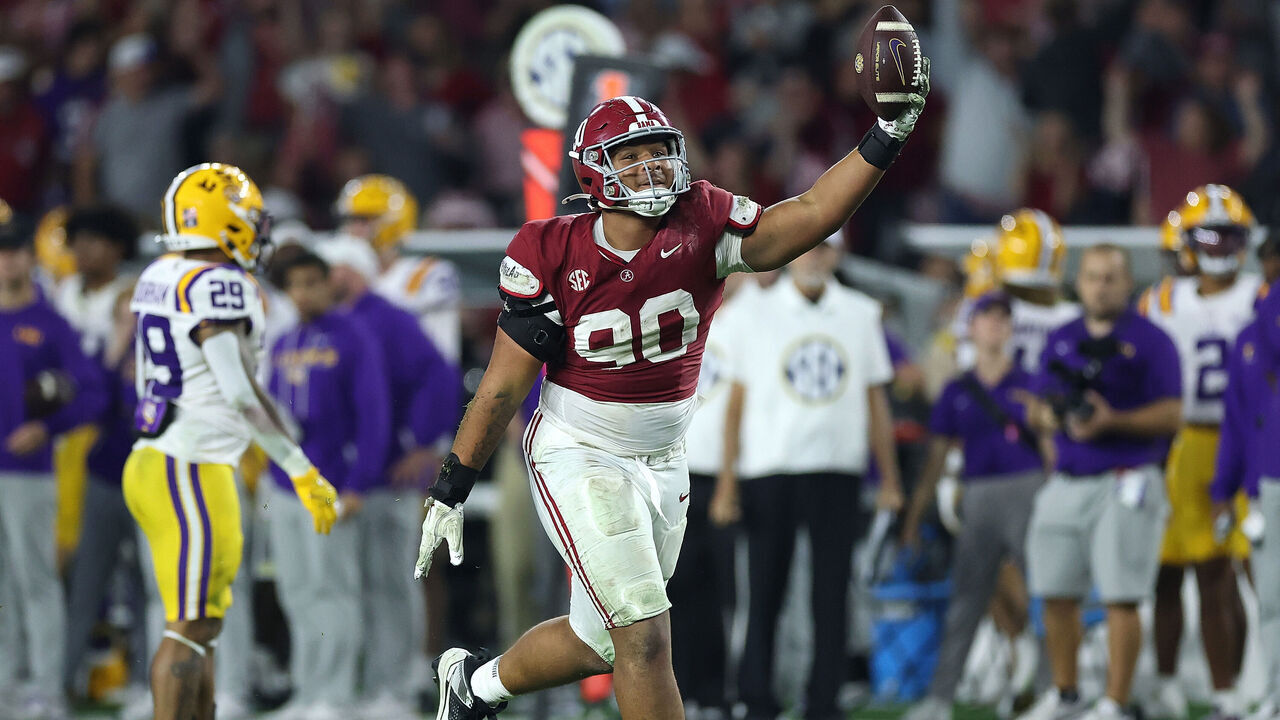 TUSCALOOSA, ALABAMA - NOVEMBER 08: London Simmons #90 of the Alabama Crimson Tide reacts after recovering a fumble in the final minutes of the fourth quarter against the LSU Tigers at Bryant-Denny Stadium on November 08, 2025 in Tuscaloosa, Alabama.