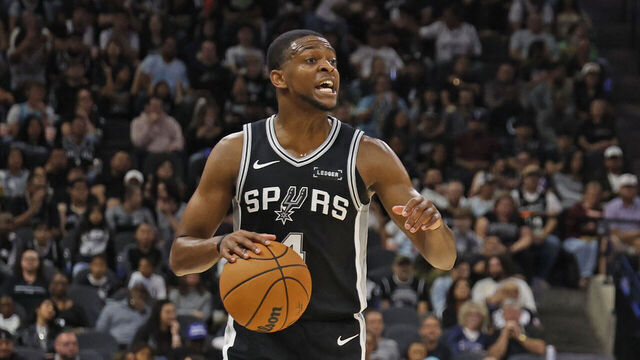 SAN ANTONIO, TX - NOVEMBER 8: De'Aaron Fox #4 of the San Antonio Spurs gives instruction against the New Orleans Pelicans in first half at Frost Bank Center on November 8, 2025 in San Antonio, Texas. NOTE TO USER: User expressly acknowledges and agrees that, by downloading and or using this photograph, User is consenting to terms and conditions of the Getty Images License Agreement.
