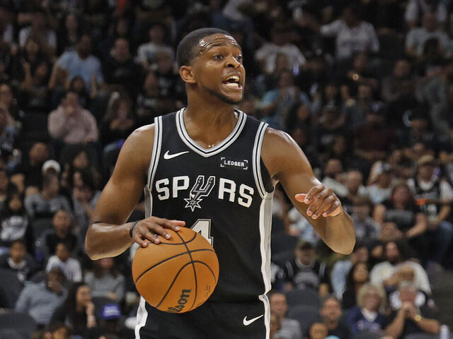 SAN ANTONIO, TX - NOVEMBER 8: De'Aaron Fox #4 of the San Antonio Spurs gives instruction against the New Orleans Pelicans in first half at Frost Bank Center on November 8, 2025 in San Antonio, Texas. NOTE TO USER: User expressly acknowledges and agrees that, by downloading and or using this photograph, User is consenting to terms and conditions of the Getty Images License Agreement.