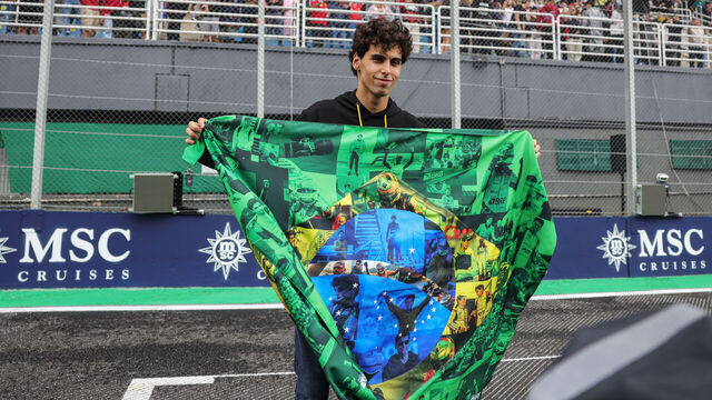 SAO PAULO, BRAZIL - NOVEMBER 09: Gabriel Bortoleto of Brazil and Stake F1 Team Kick Sauber on the grid with a special Brazilian flag prior to the F1 Grand Prix of Brazil at Autodromo Jose Carlos Pace on November 09, 2025 in Sao Paulo, Brazil.