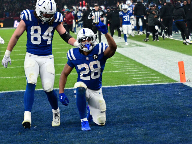 09 November 2025, Berlin: American football: NFL professional league, Indianapolis Colts - Atlanta Falcons, main round, main round games, matchday 10, Olympiastadion Berlin. Jonathan Taylor (r, Indianapolis Colts) celebrates after his touchdown with Tyler Warren (Indianapolis Colts). Photo: Sebastian Christoph Gollnow/dpa