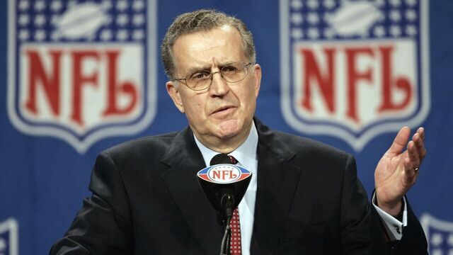 NFL Commissioner Paul Tagliabue addresses the media 04 February 2005 at the Prime F. Osborn Convention Center in Jacksonville, Florida. The NFC Champion Philadelphia Eagles will play the AFC Champion New England Patriots in Super Bowl XXXIX on 06 February 2005. AFP PHOTO/JEFF HAYNES