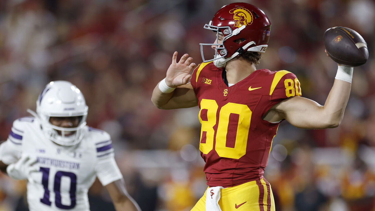 LOS ANGELES, CALIFORNIA - NOVEMBER 07: Punter Sam Johnson #80 of the Southern California Trojans makes a pass on a fake punt in front of Ricky Ahumaraeze #10 of the Northwestern Wildcats, for a first down, during the first half in the game between the Northwestern Wildcats and the Southern California Trojans at Los Angeles Memorial Coliseum on November 07, 2025 in Los Angeles, California.