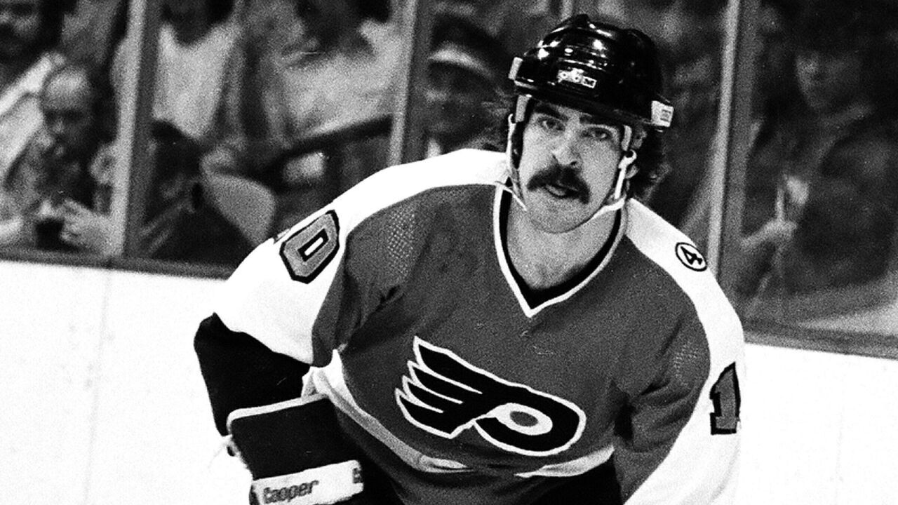 BOSTON, MA - 1970's: Mel Bridgman #10 of the Philadelphia Flyers plays against the Boston Bruins.