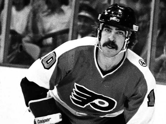 BOSTON, MA - 1970's: Mel Bridgman #10 of the Philadelphia Flyers plays against the Boston Bruins.