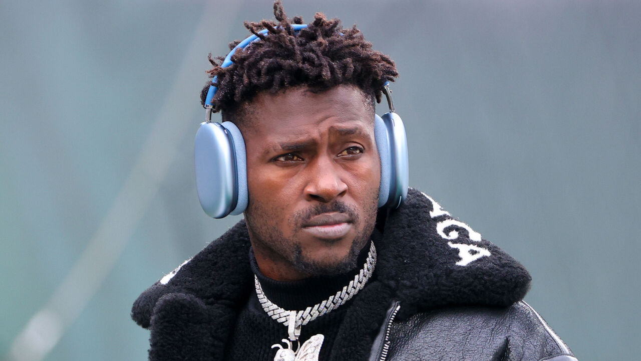 EAST RUTHERFORD, NJ - JANUARY 02: Tampa Bay Buccaneers wide receiver Antonio Brown (81) walks the field prior to the National Football League game between the New York Jets and the Tampa Bay Buccaneers on January 2, 2022 at MetLife Stadium in East Rutherford, NJ.