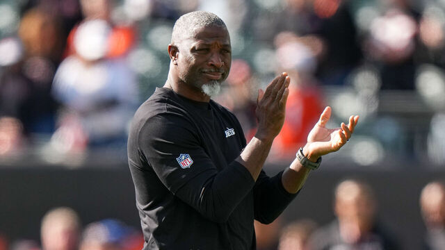 CINCINNATI, OHIO - OCTOBER 26: Head coach Aaron Glenn of the New York Jets walks across the field before the game against the Cincinnati Bengals at Paycor Stadium on October 26, 2025 in Cincinnati, Ohio.