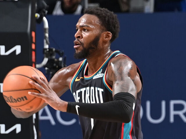 DETROIT, MI - NOVEMBER 12: Paul Reed #7 of the Detroit Pistons passes the ball during the game against the Chicago Bulls on November 12, 2025 at Little Caesars Arena in Detroit, Michigan. NOTE TO USER: User expressly acknowledges and agrees that, by downloading and/or using this photograph, User is consenting to the terms and conditions of the Getty Images License Agreement. Mandatory Copyright Notice: Copyright 2025 NBAE
