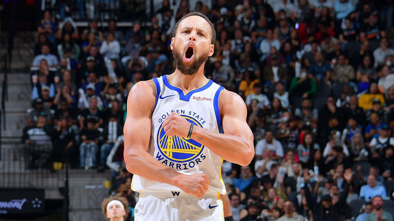 SAN ANTONIO, TX - NOVEMBER 12: Stephen Curry #30 of the Golden State Warriors celebrates during the game against the San Antonio Spurs on November 12, 2025 at the Frost Bank Center in San Antonio, Texas. Mandatory Copyright Notice: Copyright 2025 NBAE (Photos by Michael Gonzales/NBAE via Getty Images)