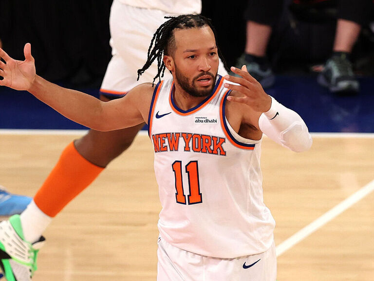 Brunson injures ankle, reportedly leaves MSG on crutches | theScore.com
