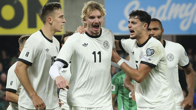 13 October 2025, Great Britain, Belfast: Soccer: World Cup Qualification Europe, Northern Ireland - Germany, Group Phase, Group A, Matchday 4, Windsor Park, Nick Woltemade (Germany, center) celebrates his goal for 0:1 with Nico Schlotterbeck (l), Aleksandar Pavlovic and Jonathan Tah (r). Photo: Christian Charisius/dpa