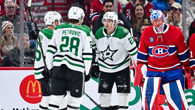 MONTREAL, CANADA - NOVEMBER 13: Jason Robertson #21 of the Dallas Stars celebrates his goal with teammates during the second period against the Montréal Canadiens at the Bell Centre on November 13, 2025 in Montreal, Quebec, Canada.
