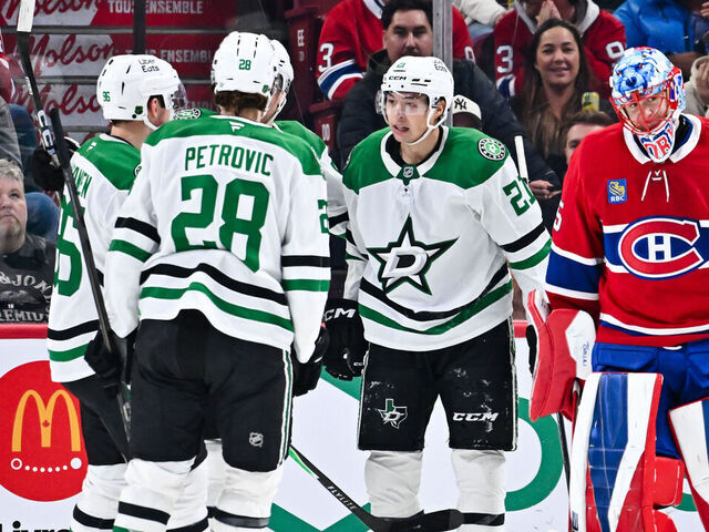 MONTREAL, CANADA - NOVEMBER 13: Jason Robertson #21 of the Dallas Stars celebrates his goal with teammates during the second period against the Montréal Canadiens at the Bell Centre on November 13, 2025 in Montreal, Quebec, Canada.