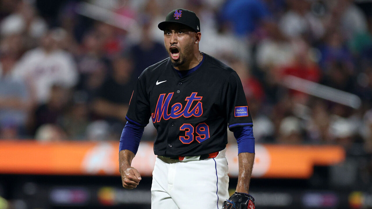 NEW YORK, NEW YORK - JUNE 23: Edwin Diaz #39 of the New York Mets reacts against the Atlanta Braves in the ninth inning at Citi Field on June 23, 2025 in New York City.