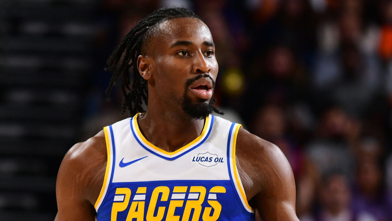 PHOENIX, AZ - NOVEMBER 13: Aaron Nesmith #23 of the Indiana Pacers dribbles the ball during the game against the Phoenix Suns on November 13, 2025 at PHX Arena in Phoenix, Arizona. Mandatory Copyright Notice: Copyright 2025 NBAE