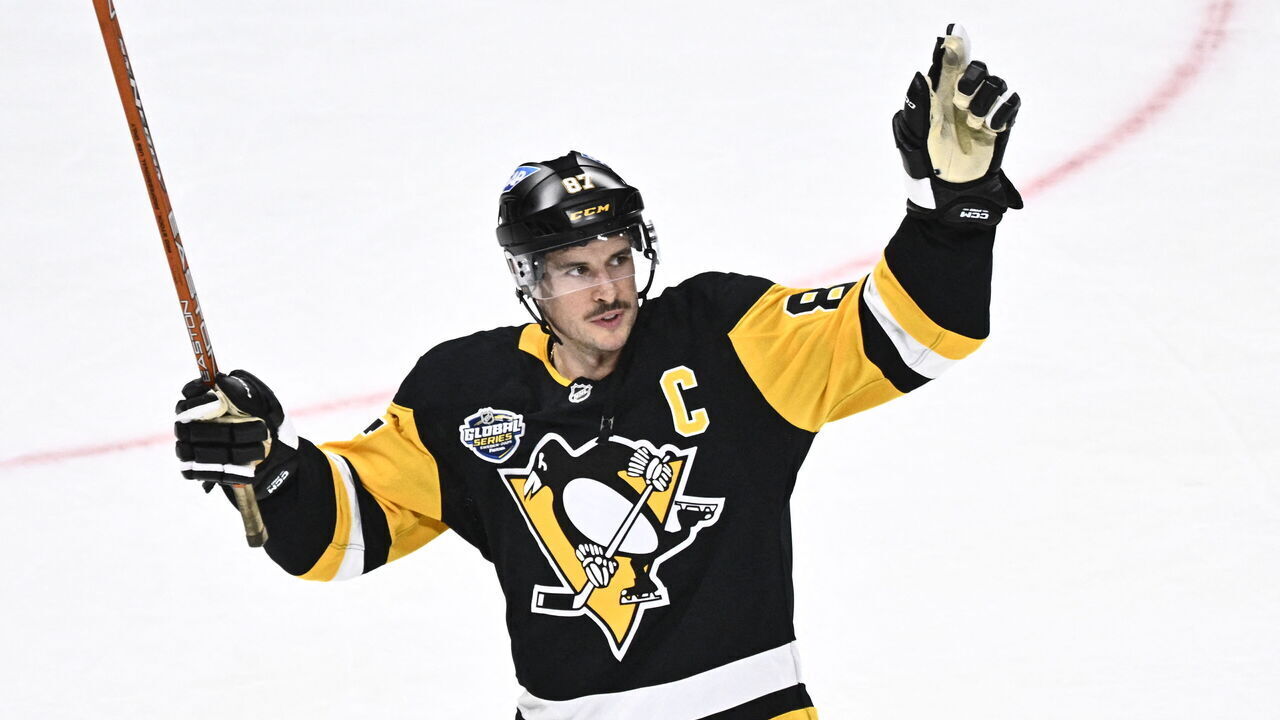 Penguins' Sidney Crosby thanks the crowd after the NHL Global Series Sweden ice hockey match between the Nashville Predators and the Pittsburgh Penguins at the Avicii Arena in Stockholm, Sweden, on November 16, 2025.