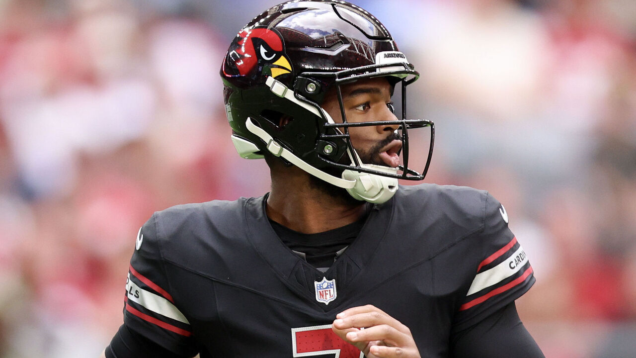GLENDALE, ARIZONA - NOVEMBER 16: Jacoby Brissett #7 of the Arizona Cardinals looks to pass the ball against the San Francisco 49ers during the first quarter at State Farm Stadium on November 16, 2025 in Glendale, Arizona.
