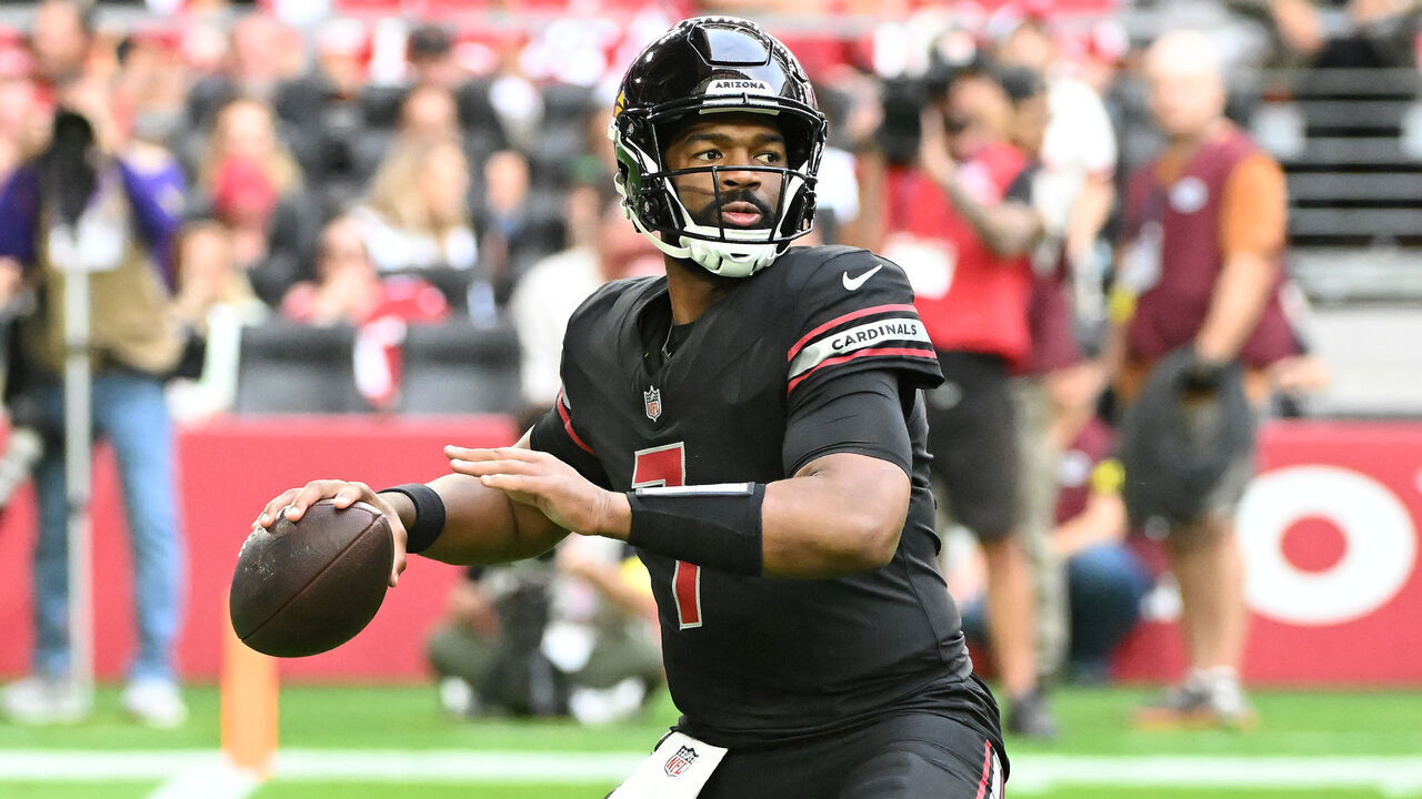 GLENDALE, ARIZONA - NOVEMBER 16: Jacoby Brissett #7 of the Arizona Cardinals passes the ball against the San Francisco 49ers during the second quarter at State Farm Stadium on November 16, 2025 in Glendale, Arizona.