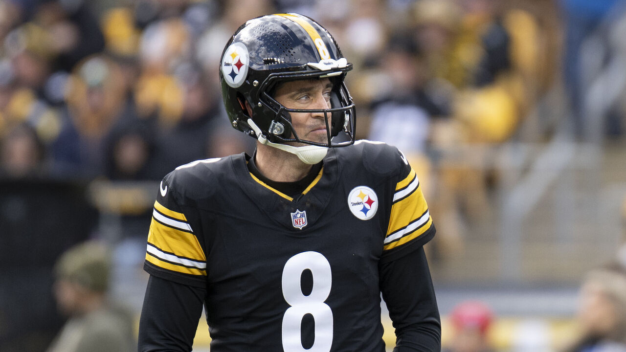 PITTSBURGH, PA - NOVEMBER 16: Pittsburgh Steelers quarterback Aaron Rodgers (8) turns around and looks at the end zone during the game between the Pittsburgh Steelers and the Cincinnati Bengals at Acrisure Stadium on November 16, 2025 in Pittsburgh, PA.