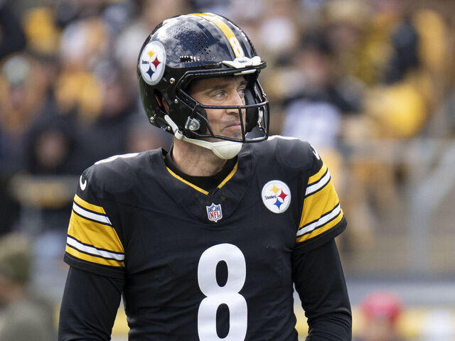 PITTSBURGH, PA - NOVEMBER 16: Pittsburgh Steelers quarterback Aaron Rodgers (8) turns around and looks at the end zone during the game between the Pittsburgh Steelers and the Cincinnati Bengals at Acrisure Stadium on November 16, 2025 in Pittsburgh, PA.