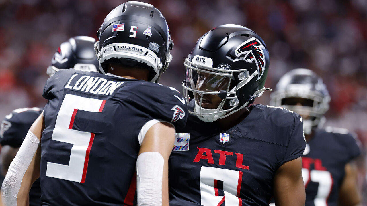 ATLANTA, GEORGIA - SEPTEMBER 28: Drake London #5 of the Atlanta Falcons celebrates a touchdown with Michael Penix Jr. #9 of the Atlanta Falcons during the first quarter against the Washington Commanders at Mercedes-Benz Stadium on September 28, 2025 in Atlanta, Georgia.