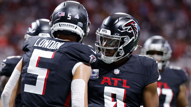 ATLANTA, GEORGIA - SEPTEMBER 28: Drake London #5 of the Atlanta Falcons celebrates a touchdown with Michael Penix Jr. #9 of the Atlanta Falcons during the first quarter against the Washington Commanders at Mercedes-Benz Stadium on September 28, 2025 in Atlanta, Georgia.