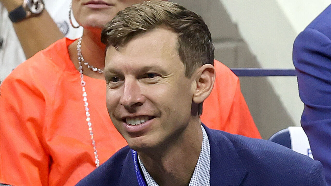 NEW YORK, NEW YORK - AUGUST 20: Ilana Kloss, Billie Jean King and Eric Butorac watch Casper Ruud of Norway and Iga Swiatek of Poland play Sara Errani and Andrea Vavassori of Italy during the Mixed Doubles Final of the US Open at USTA Billie Jean King National Tennis Center on August 20, 2025 in New York City.
