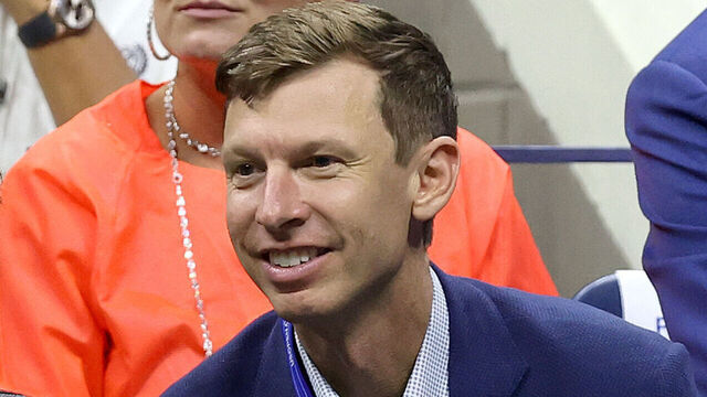 NEW YORK, NEW YORK - AUGUST 20: Ilana Kloss, Billie Jean King and Eric Butorac watch Casper Ruud of Norway and Iga Swiatek of Poland play Sara Errani and Andrea Vavassori of Italy during the Mixed Doubles Final of the US Open at USTA Billie Jean King National Tennis Center on August 20, 2025 in New York City.