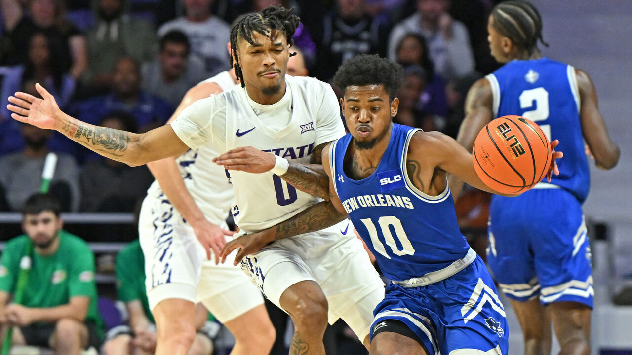 MANHATTAN, KS - NOVEMBER 05: Dae Dae Hunter #10 of the New Orleans Privateers dribbles the ball around Dug McDaniel #0 of the Kansas State Wildcats in the second half at Bramlage Coliseum on November 5, 2024 in Manhattan, Kansas.
