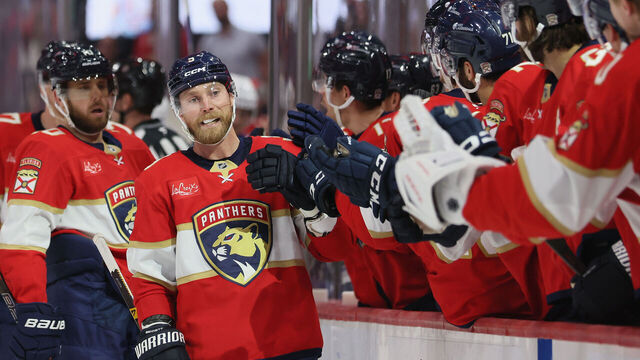 SUNRISE, FLORIDA - NOVEMBER 17: Sam Bennett #9 of the Florida Panthers (l) celebrates his third period goal against the Vancouver Canucks at Amerant Bank Arena on November 17, 2025 in Sunrise, Florida.
