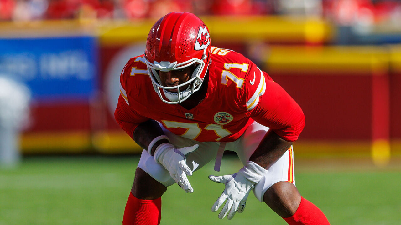 KANSAS CITY, MO - SEPTEMBER 28: Kansas City Chiefs offensive tackle Josh Simmons (71) on the field against the Baltimore Ravens on September 28th, 2025 at Arrowhead Stadium in Kansas City, Missouri.