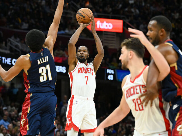 CLEVELAND, OHIO - NOVEMBER 19: Kevin Durant #7 of the Houston Rockets shoots a three-point basket during the second half against the Cleveland Cavaliers at Rocket Arena on November 19, 2025 in Cleveland, Ohio.