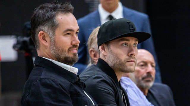 El Segundo, CA - June 06: Siblings Joey and Jesse Buss (in black hat), from left, sitting in the front row during a press conferrence announcing new Los Angeles Lakers head coach Darvin Ham, at the UCLA Health Training Center, in El Segundo, CA, Monday, June 6, 2022. (Jay L. Clendenin / Los Angeles Times via Getty Images)