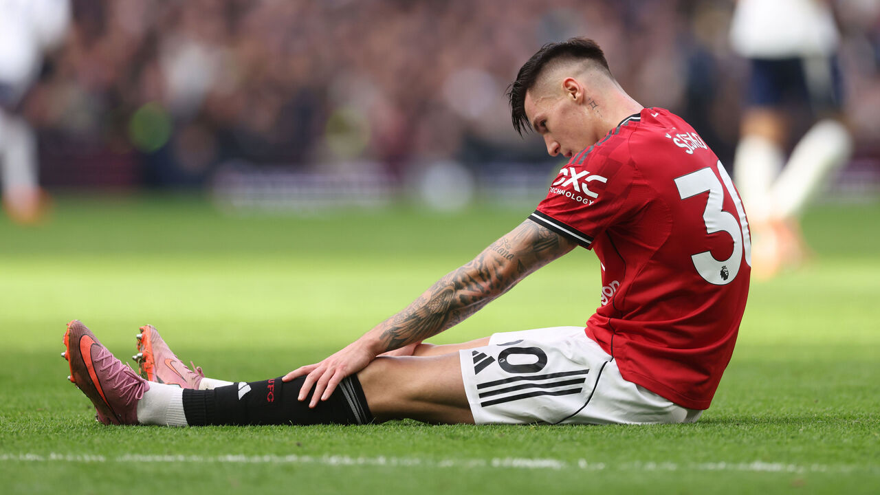 LONDON, ENGLAND - NOVEMBER 08: An injured Benjamin Sesko of Manchester United sits on the pitch during the Premier League match between Tottenham Hotspur and Manchester United at Tottenham Hotspur Stadium on November 08, 2025 in London, England.