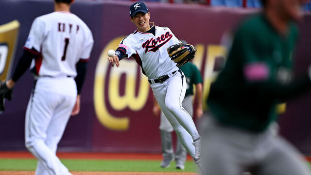 TAIPEI, TAIWAN - NOVEMBER 18: Sung Mun Song #24 of South Korea throws in the top of the third inning during the WBSC Premier12 Opening Round Group B game between Australia and South Korea at Taipei Tianmu Baseball Stadium on November 18, 2024 in Taipei, Taiwan.