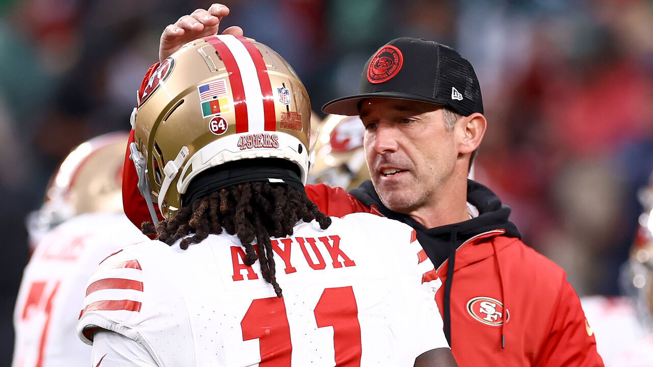 PHILADELPHIA, PENNSYLVANIA - DECEMBER 03: Head coach Kyle Shanahan of the San Francisco 49ers speaks with Brandon Aiyuk #11 prior to the game against the Philadelphia Eagles at Lincoln Financial Field on December 03, 2023 in Philadelphia, Pennsylvania.