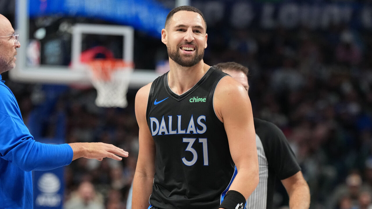 DALLAS, TX - NOVEMBER 22: Klay Thompson #31 of the Dallas Mavericks smiles during the game against the Memphis Grizzlies on November 22, 2025 at American Airlines Center in Dallas, Texas. Mandatory Copyright Notice: Copyright 2025 NBAE