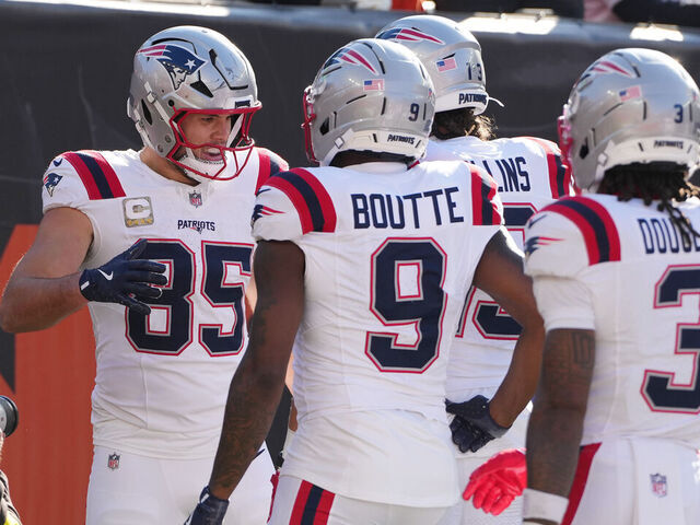 CINCINNATI, OHIO - NOVEMBER 23: Hunter Henry #85 of the New England Patriots celebrates a touchdown with teammates during the second quarter against the Cincinnati Bengals at Paycor Stadium on November 23, 2025 in Cincinnati, Ohio.